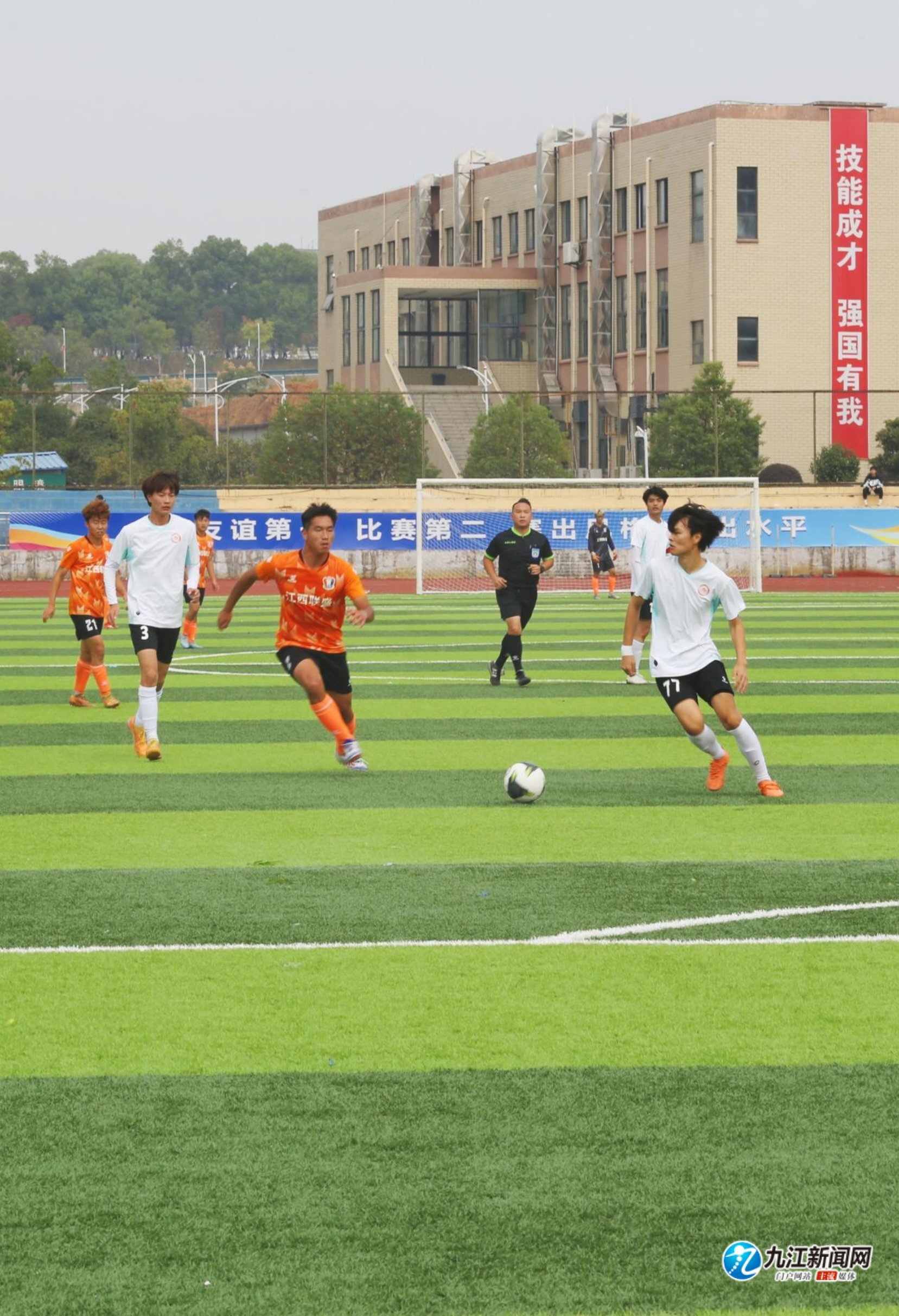 足球注入更 足球注入更