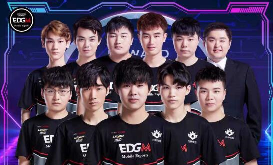 现在官方正式宣布！瓦伦丁·卡斯特利亚诺斯以3000万欧元从拉齐奥转会至西汉姆联，合同签至2030年。这一消息毫不意外，早在去年12月31日就已确认！ 来源：著名记者斯基拉